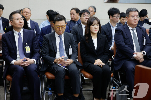 김경훈(앞줄 왼쪽부터) 구글코리아 사장, 안철현 애플코리아 부사장, 김수향 네이버 뉴스서비스 총괄전무, 허욱 페이스북코리아 부사장이 7일 오후 서울 여의도 국회 과학기술정보방송통신위원회에서 열린 방송통신위원회·방송통신사무소·시청자미디어재단·한국방송광고진흥공사 국정감사에 출석했다. / 뉴스1