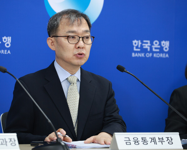 송재창 금융통계부장이 8일 오전 서울 중구 한국은행에서 2024년 8월 국제수지(잠정)의 주요 특징을 설명하고 있다./ 한국은행