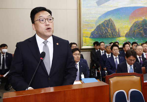 김병환 금융위원장이 10일 오전 서울 여의도 국회 정무위원회에서 열린 금융위원회·한국산업은행·중소기업은행에 대한 국정감사에서 인사말을 하고 있다./ 사진 = 뉴스1