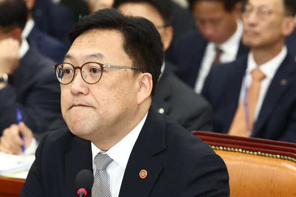 김병환 금융위원장이 10일 오전 서울 여의도 국회 정무위원회에서 열린 금융위원회·한국산업은행·중소기업은행에 대한 국정감사에 출석해 자리하고 있다./뉴스1