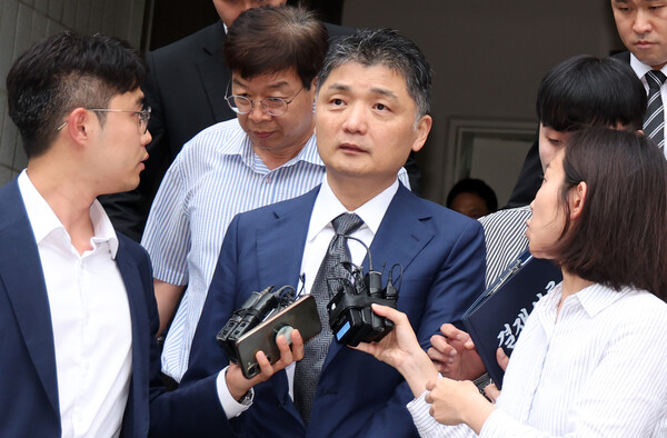 SM엔터테인먼트 시세조종 의혹을 받는 김범수 카카오 경영쇄신위원장이 지난 7월 22일 오후 서울 양천구 서울남부지방법원에서 구속 전 피의자심문(영장실질심사)을 마치고 이동하고 있다. 김 위원장은 지난해 2월 SM엔터 경영권 인수 당시 경쟁자 하이브의 공개 매수를 방해할 목적으로 하이브의 공개매수가(12만 원)보다 높게 설정·고정해 시세를 조종했다는 혐의를 받는다. / 뉴스1