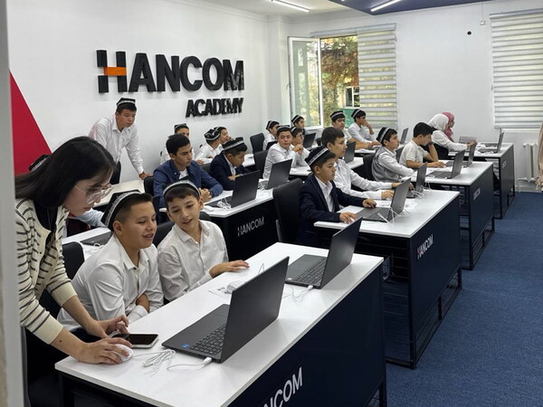 우즈베키스탄 한국어 교실 수업 모습. / 한컴그룹