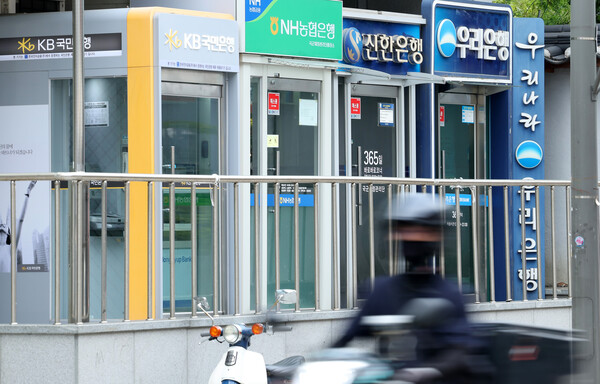 대형 금융지주 3분기 실적이 대체로 예상치를 상회할 것으로 전망되는 가운데, 신한투자증권 ETF 선물매매 손실이 발생한 신한지주가 예상치를 밑도는 실적을 시현할 수 있다는 전망이 나왔다. / 뉴스1