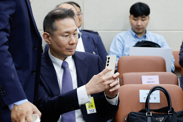 김경훈 구글 코리아 대표이사 사장이 7일 오후 서울 여의도 국회 과학기술정보방송통신위원회에서 방송통신위원회·방송통신사무소·시청자미디어재단·한국방송광고진흥공사 국정감사에 앞서 스마트폰으로 국정감사장을 촬영하고 있다. / 뉴스1