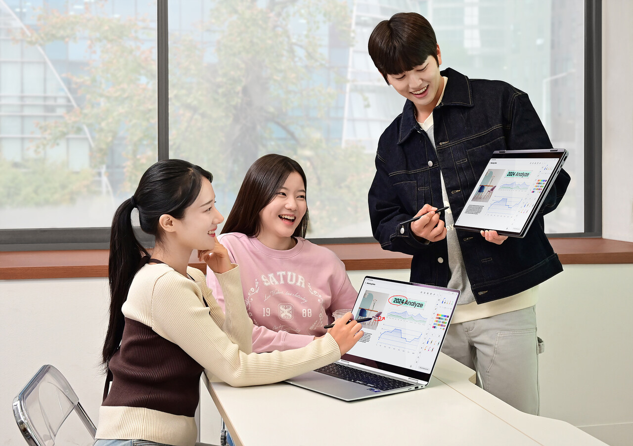 삼성전자 모델이 AI PC 경험을 제공하는 '갤럭시북5 프로 360'을 사용하고 있다. / 삼성전자