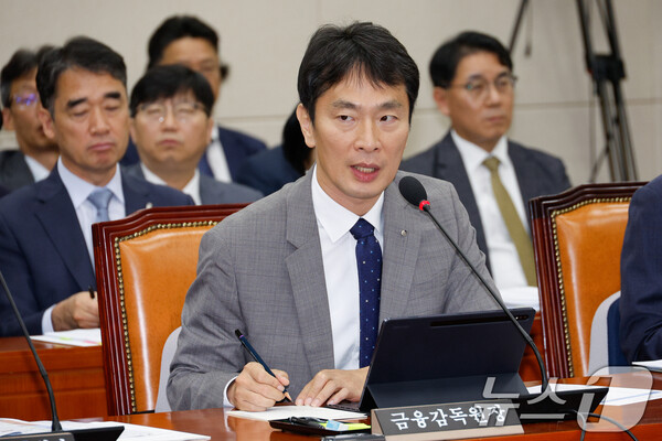 이복현 금융감독원장이 17일 오전 서울 여의도 국회 정무위원회에서 열린 금융감독원·서민금융진흥원 국정감사에서 의원 질의에 답하고 있다. / 뉴스1