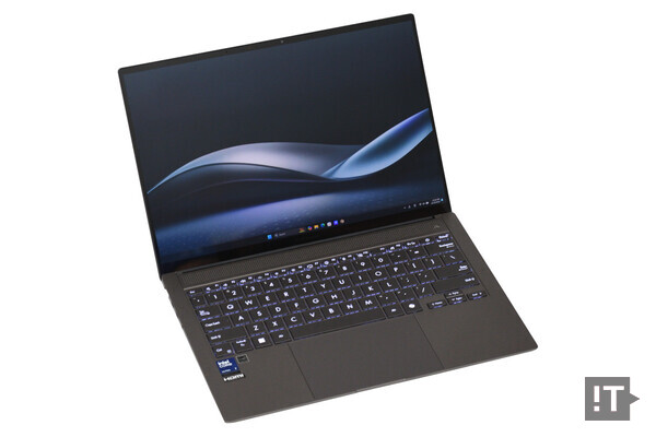 인텔 코어 울트라 200V 시리즈 탑재 에이수스 젠북 S 14 OLED 노트북 / 권용만 기자