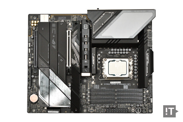 Z890 칩셋을 탑재한 에이수스 ‘ROG 스트릭스 Z890-E 게이밍 와이파이’ 메인보드 / 권용만 기자