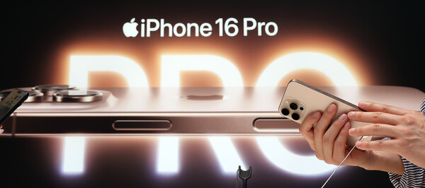 9월 20일 오전 서울 마포구 머큐어앰베서더 호텔 홍대 내 T팩토리를 찾은 직원이 아이폰 16프로를 살펴보고 있다. / 뉴스1