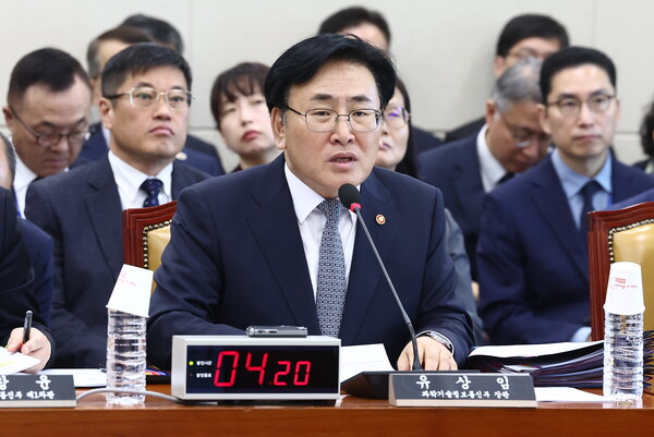 유상임 과학기술정보통신부 장관이 25일 오전 서울 여의도 국회 과학기술정보방송통신위원회에서 열린 과학기술정보통신부·원자력안전위원회·우주항공청 등에 대한 종합 국정감사에서 의원 질의에 답변하고 있다. / 뉴스1