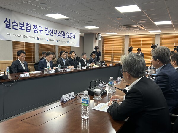 25일 김병환 금융위원장을 비롯해 이복현 금융감독원장, 보험사 CEO, 보험개발원장 등이 '실손보험 청구 전산시스템 오픈식'에 참석했다 / 전대현 기자