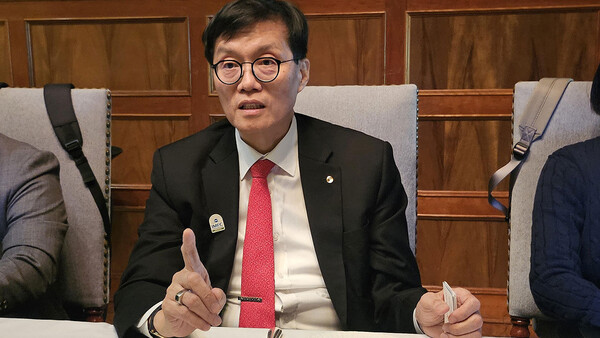 이창용 한국은행 총재가 25일(현지시간) 미국 워싱턴DC 소재의 한 식당에서 G20 출장 기자단과 간담회를 하고 있다. / G20재무장관회의 출장 기자단 공동취재