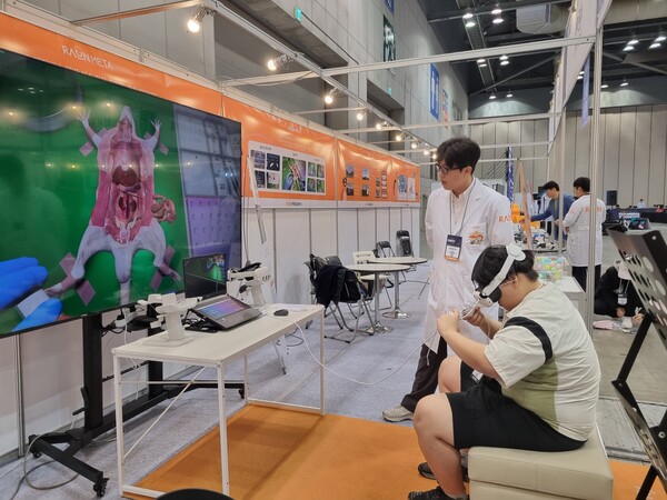 라온메타의 메타버스 기반 실험동물 부검 실습 콘텐츠를 한 참관객이 체험해보고 있다. / 이선율 기자