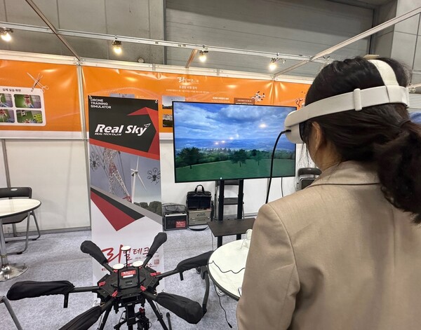 메타데미의 드론 조종 자격증 실습 콘텐츠를 체험해봤다. 메타버스 내에서 도시·산악·해안 등 실제 지형지물을 적용하고 다양한 비행 상황을 연출해 실제 드론 조종과 동일한 실습을 경험하며 실전 감각을 키울 수 있도록 돕는다. 또 실제 드론 조종 시 발생할 수 있는 추락·충돌 등의 위험 없이 안전한 실습이 가능하다. 4종의 드론 조종  자격증 중 1종과 2종까지의 실기시험에 맞춘 단계별 커리큘럼도 제공한다. / 이선율 기자 