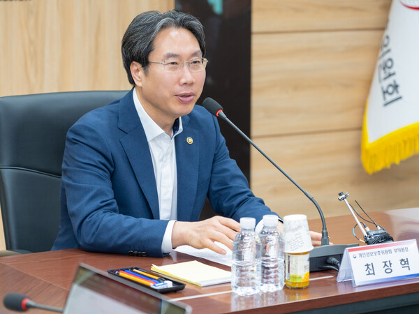 최장혁 개인정보보호위원회 부위원장이 30일 오후 서울 종로구 정부서울청사에서 열린 정례브리핑에서 말하고 있다. / 개인정보보호위원회