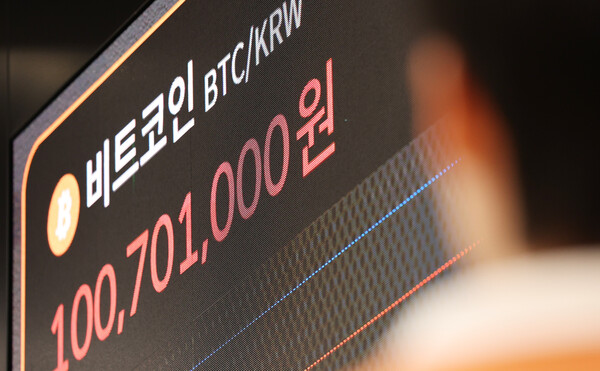 30일 오전 서울 서초구 빗썸라운지 시황판에 개당 1억 원을 돌파한 비트코인의 가격이 표시되고 있다./ 사진 = 뉴스1