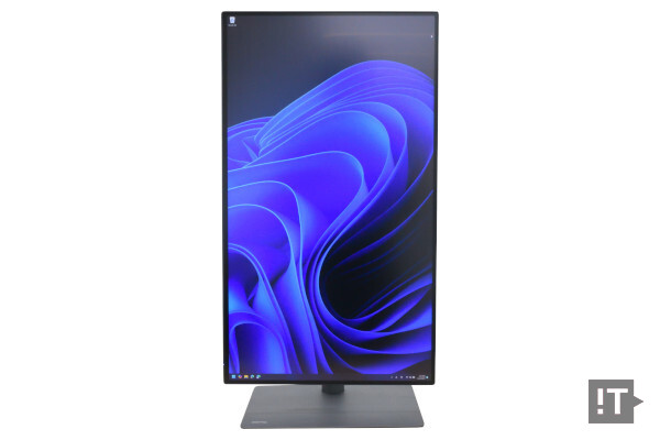 기본 스탠드에서는 디스플레이의 90도 회전 ‘피봇’이 가능하다. / 권용만 기자