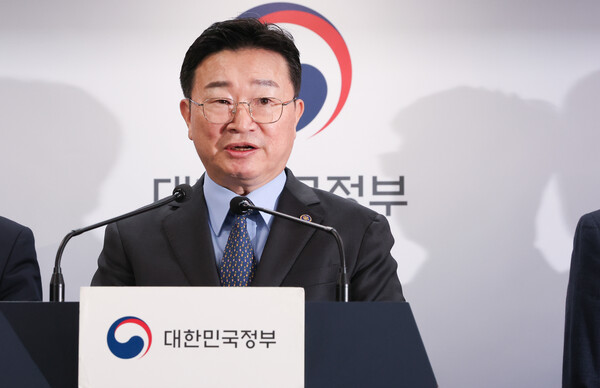 김종문 딥페이크 성범죄 대응 범정부 TF 단장(국조실 국무1차장)이 6일 서울 종로구 정부서울청사에서 딥페이크 성범죄 대응 강화방안 브리핑을 하고 있다. / 뉴스1