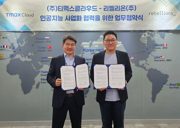(왼쪽부터) 티맥스클라우드 김화중 대표와 리벨리온 박성현 대표가 경기도 성남시 티맥스그룹 사옥에서 업무협약(MOU)을 체결한 후 기념 촬영을 하고 있다. / 티맥스클라우드