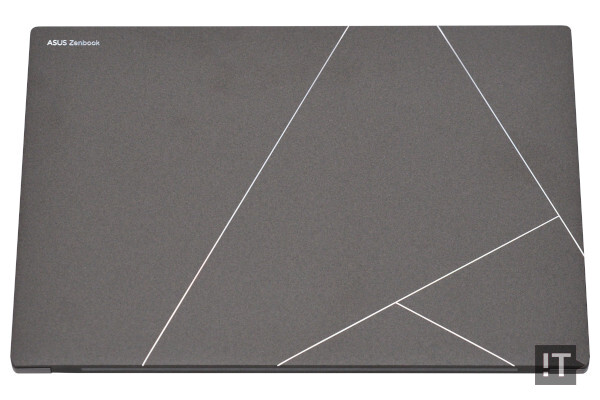 최신 젠북 시리즈의 패밀리룩이 반영된 ‘젠북 S 14 OLED’ 전면 / 권용만 기자