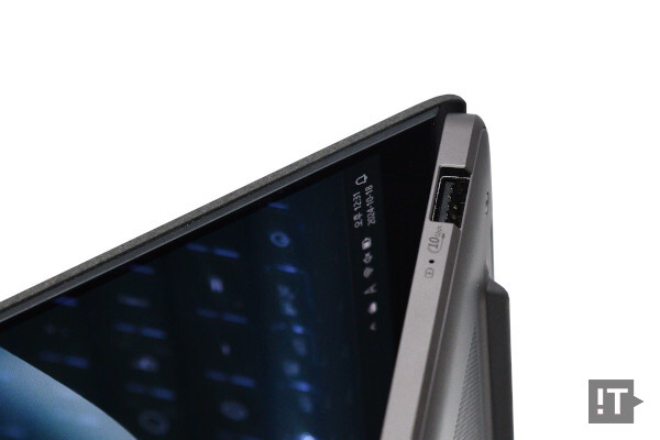 젠북 S 14 OLED 제품 우측 포트 구성 / 권용만 기자