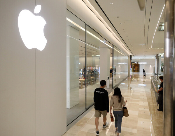 서울 송파구 롯데월드타워 내 ‘애플 잠실’ 앞으로 시민들이 지나고 있다. / 뉴스1