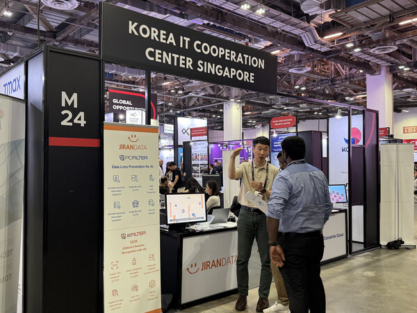지란지교데이터가 ‘싱가포르 이노베이션 & 테크 주간(SWITCH·Singapore Week of Innovation &Technology) 2024’ 참관객을 대상으로 엔드포인트 데이터손실방지(DLP) 및 개인정보 보호 솔루션 ‘피씨필터’와 인공지능(AI) 기반 데이터 필터 솔루션 ‘AI필터’를 설명하고 있다. / 지란지교데이터