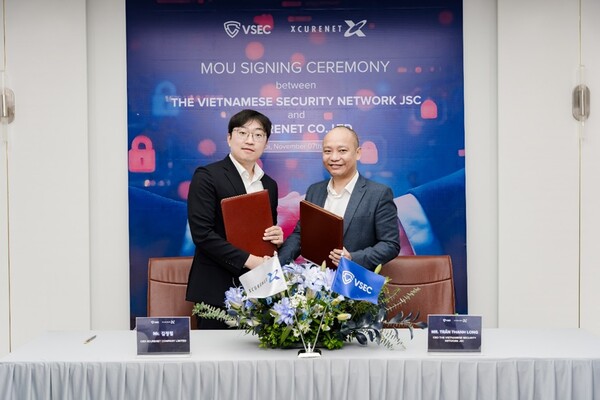 김정필 엑스큐어넷 대표(왼쪽)와 쩐 타인 롱(Tran Thanh Long) VSEC 최고경영자(CEO)가 MOU를 체결하고 기념 사진을 촬영하고 있다. /엑스큐어넷