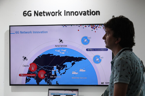 10월 1일 서울 중구 웨스틴 조선 호텔 서울에서 열린 세계이동통신사업자연합회(GSMA) 주최 '모바일360 아시아태평양(M360 APAC)'에서 참석자가 KT 부스를 둘러보고 있다. / 뉴스1