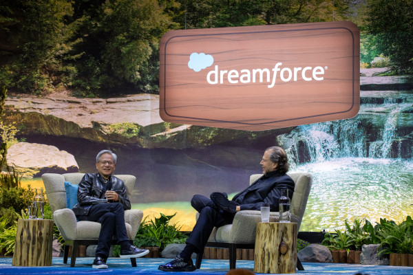 젠슨 황 엔비디아 CEO, 마크 베니오프 세일즈포스 CEO(오른쪽) / 세일즈포스