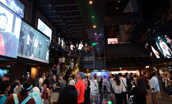 추석 연휴 마지막 날인 9월 18일 서울 용산구 한 영화관에서 시민들이 즐거운 시간을 보내고 있다. / 뉴스1