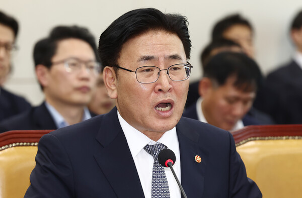 유상임 과학기술정보통신부 장관이 11월 11일 오전 서울 여의도 국회에서 열린 과학기술정보방송통신위원회 전체회의에서 의원 질의에 답변하고 있다. / 뉴스1