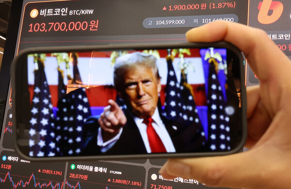 도널드 트럼프 전 대통령의 미 대선 승리 소식에 비트코인이 고공행진을 이어가 사상 첫 7만6000달러선을 돌파하며 최고가를 경신한 7일 오전 서울 강남구 업비트 고객센터 시황판에 가격이 표시돼 있다./뉴스1