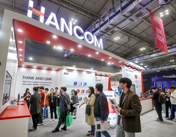 한글과컴퓨터는 13일 광주 김대중컨벤션센터에서 '2024 대한민국 정부 박람회'에서 AI 기반 지능형 문서 작성 도구인 '한컴어시스턴트'와 방대한 문서 데이터에서 필요한 정보를 신속하게 찾아내는 문서 기반 질의응답 솔루션 '한컴피디아'를 공개했다. / 한컴