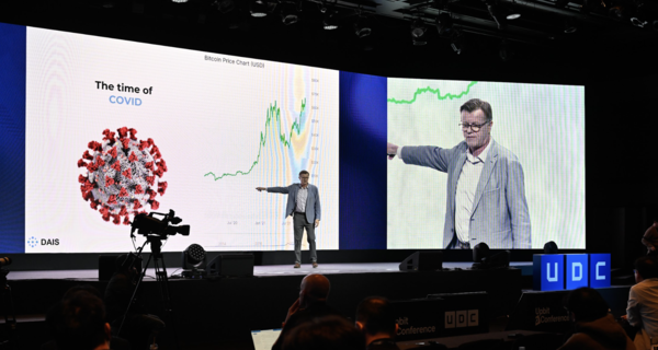 마이클 케이시 DAI 협회장이 UDC2024에서 연설하고 있다. / 사진 = 두나무
