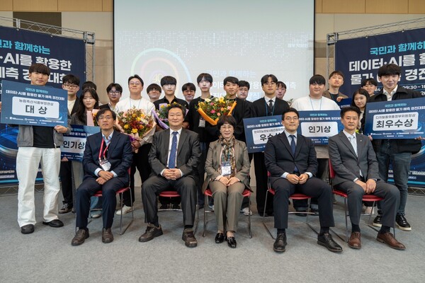  2024 대한민국 정부 박람회(광주)에서 열린 '데이터·AI를 활용한 물가 예측모형 발굴 국민참여대회'시상식에서 대상을 차지한 ‘쥬혁이’팀과 디플정위 서보람 단장이 기념사진을 찍고 있다. / 디플정위