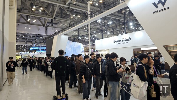 오전 10시 5분쯤 넥슨 ‘오버킬’과 ‘퍼스트 버서커: 카잔’ 시연 대기열이 근처 웹젠 부스까지 길게 늘어섰다. / 변인호 기자