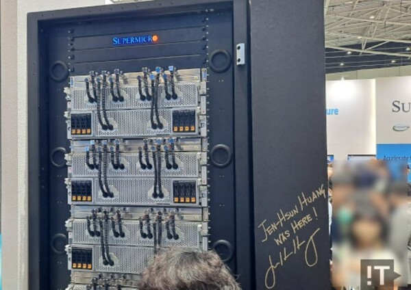 컴퓨텍스 2024 현장에서 젠슨 황 엔비디아 CEO가 싸인을 남긴 슈퍼마이크로의 GPU 서버 / 권용만 기자 
