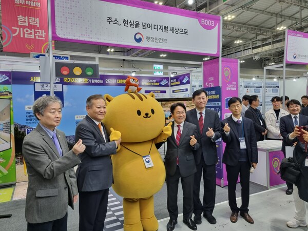 15일 '2024 대한민국 정부 박람회'에서  김창경 디지털플랫폼 정부위원회 위원장(왼쪽), 이상민 행정안전부장관(왼쪽에서 두번째), 강기정 광주시장(왼쪽에서 네번째), 고진 전 디플정위 위원장(왼쪽에서 다섯번째) 등이 주요 부스를 관람한 뒤 포즈를 취하고 있다. / 이선율 기자