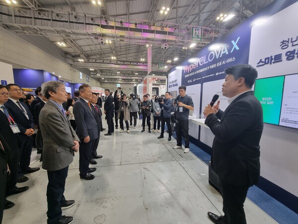 김창경 디지털플랫폼 정부위원회 위원장, 이상민 행정안전부장관, 고진 전 디플정위 위원장 등 주요 VIP들이 네이버 하이퍼클로바X 부스를 방문해 서비스에 대한 설명을 듣고 있다. / 이선율 기자