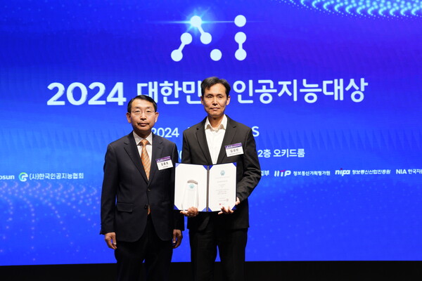 김성민 서울경제진흥원 마케팅본부장이 19일 웨스틴조선호텔에서 열린 '2023 인공지능대상'에서 AI스타트업 지원 부문 대상을 수상했다. / IT조선