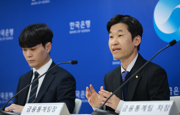 김민수 한국은행 경제통계국 금융통계팀장이 19일 오전 서울 중구 한국은행에서 2024년 3/4분기 가계신용(잠정)의 주요 특징을 설명하고 있다./한국은행