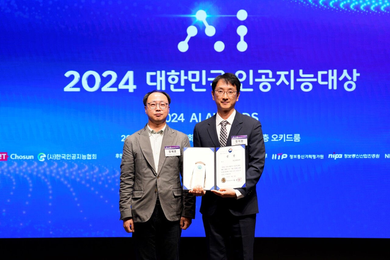 한글과컴퓨터가 19일 ‘2024 대한민국 인공지능대상’에서 과학기술정보통신부 장관상을 수상했다. (왼쪽부터) 정재훈 과학기술정보통신부 디지털혁신서비스과장, 정지환 한글과컴퓨터 CTO. / IT조선 DB