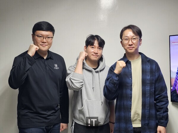 오른쪽부터 이만재 뉴코어 게임즈 대표 겸 총괄 디렉터, 이상진 뉴코어 게임즈 테크니컬 아티스트(TA), 박현준 뉴코어 게임즈 내러티브 디자이너가 사진을 촬영하고 있다. /송가영 기자