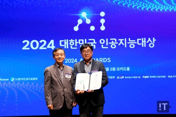 하성원 대원씨티에스 대표(우)가 수상후 양진설 심사위원장과 기념촬영하고 있다. / IT조선