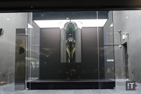 연세대학교에 설치된 ‘IBM 퀀텀 시스템 원’ / 권용만 기자