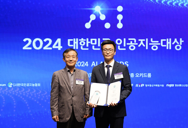 브이디컴퍼니가 '2024 대한민국 인공지능대상'에서 청소로봇 부문상을 수상했다. 김덕진 브이디컴퍼니 부사장(사진 오른쪽)이 수상 후 기념촬영하고 있다. / IT조선