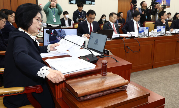 최민희(왼쪽) 과학기술정보방송통신위원장이 11월 11일 오전 서울 여의도 국회에서 열린 과학기술정보방송통신위원회 전체회의에서 의사봉을 두드리고 있다. / 뉴스1