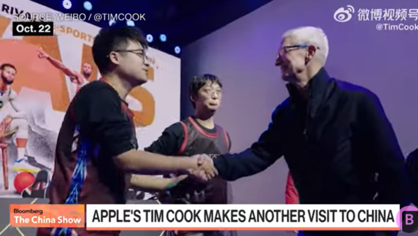 팀 쿡 애플 CEO가 중국 TV 쇼에 참가해 중국 관계자들과 만나 악수하고 있다. / 블룸버그TV 유튜브 갈무리