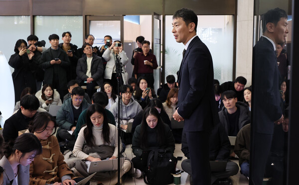 이복현 금융감독원장이 28일 서울 중구 명동 은행회관에서 열린 은행지주 이사회 의장들과의 간담회를 마친 후 백브리핑을 하고 있다./뉴스1